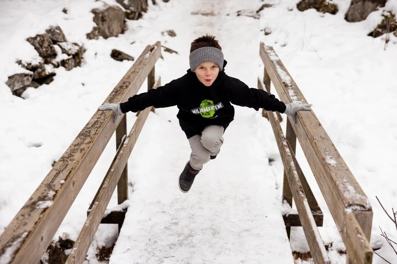 En miljøagent som hopper på en snødekt bro. Fotografi